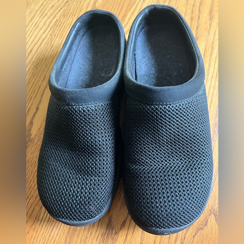 Merrell size 7.5 Auir Cushion slip ons